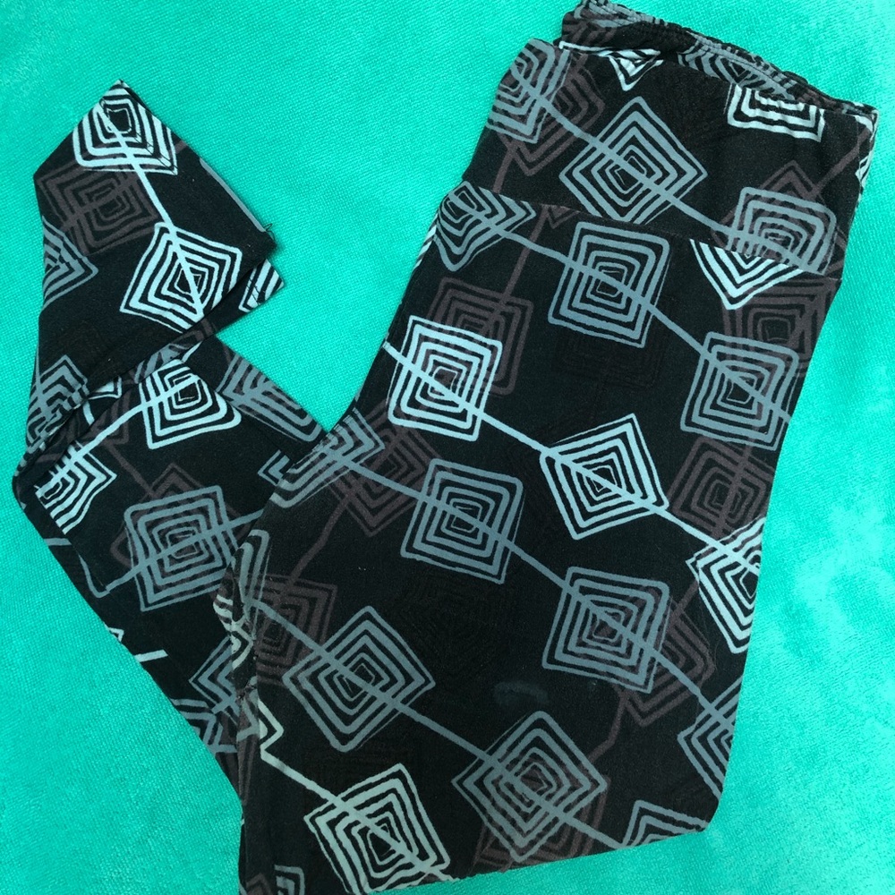 LuLaRoe Tall/Curvy black leggings w/square design